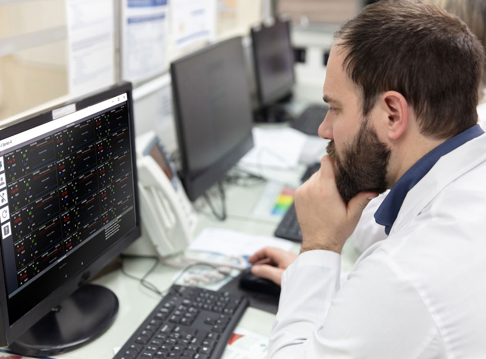 Nursing using the Vitalstream display at a computer station